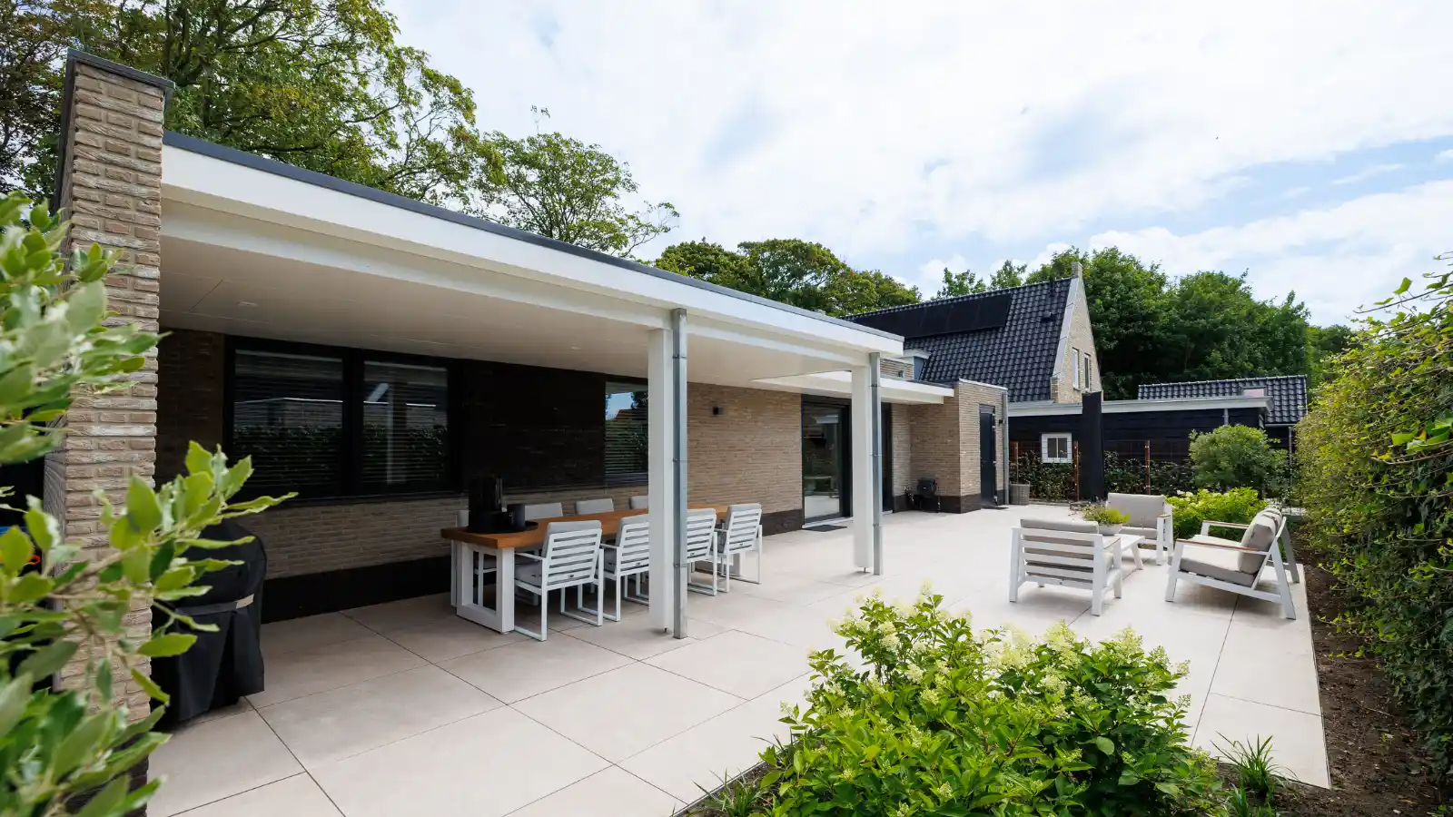Achterzijde bungalow met grote veranda