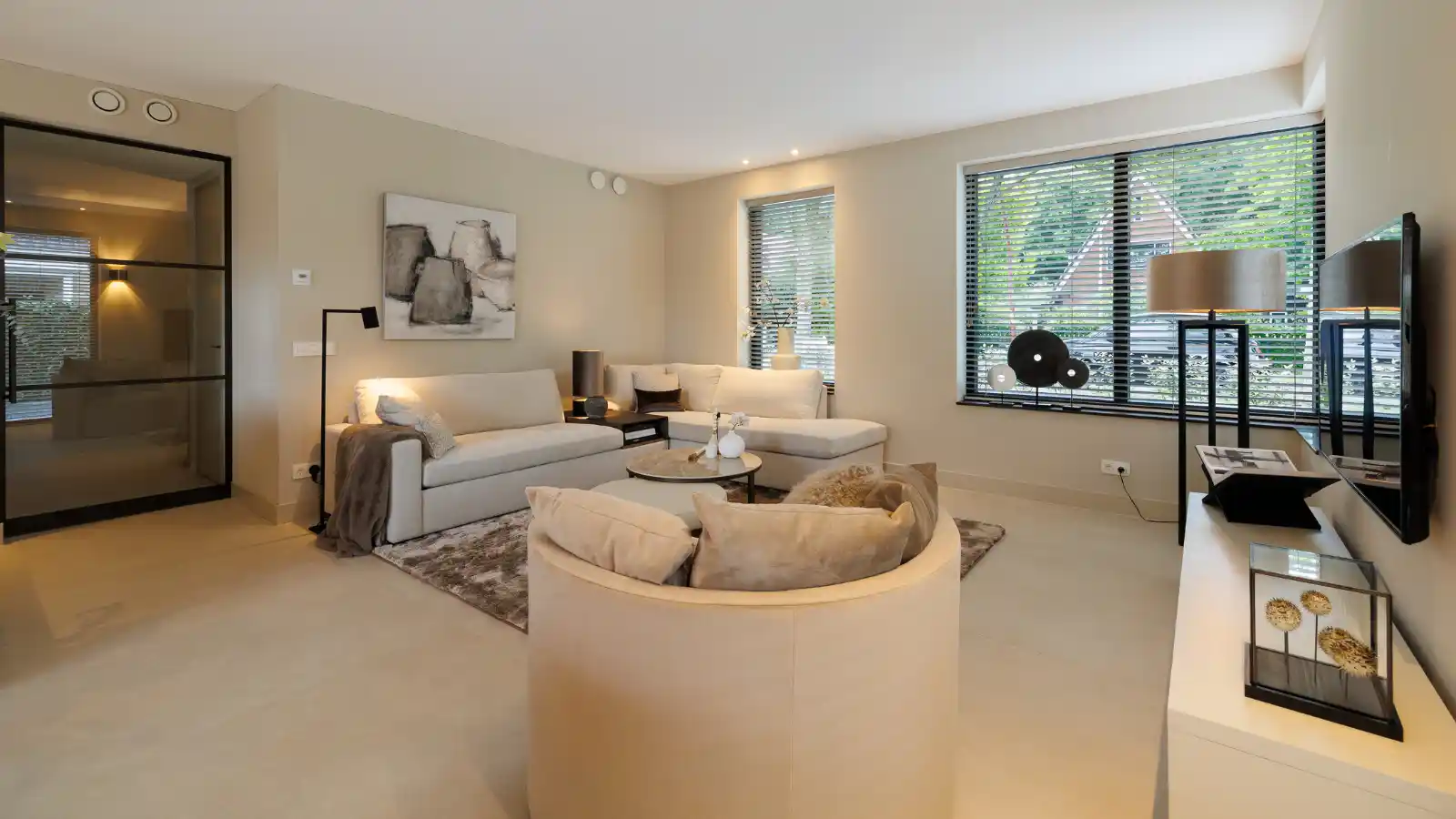 Woonkamer met bank en grote ronde stoel