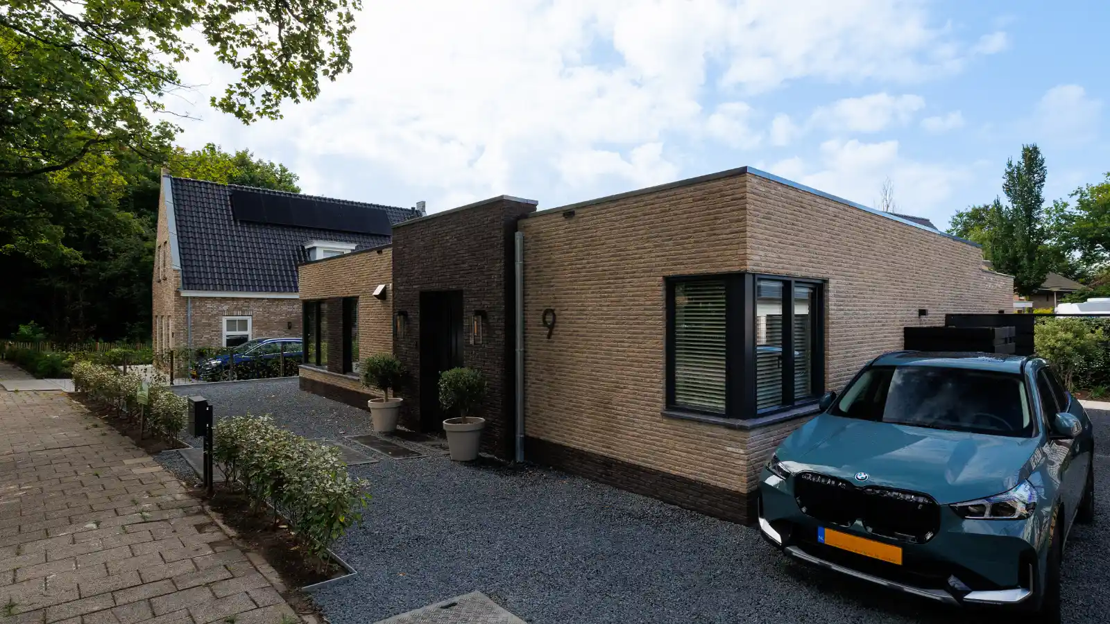 Vrijstaande bungalow met donker hoekkozijn