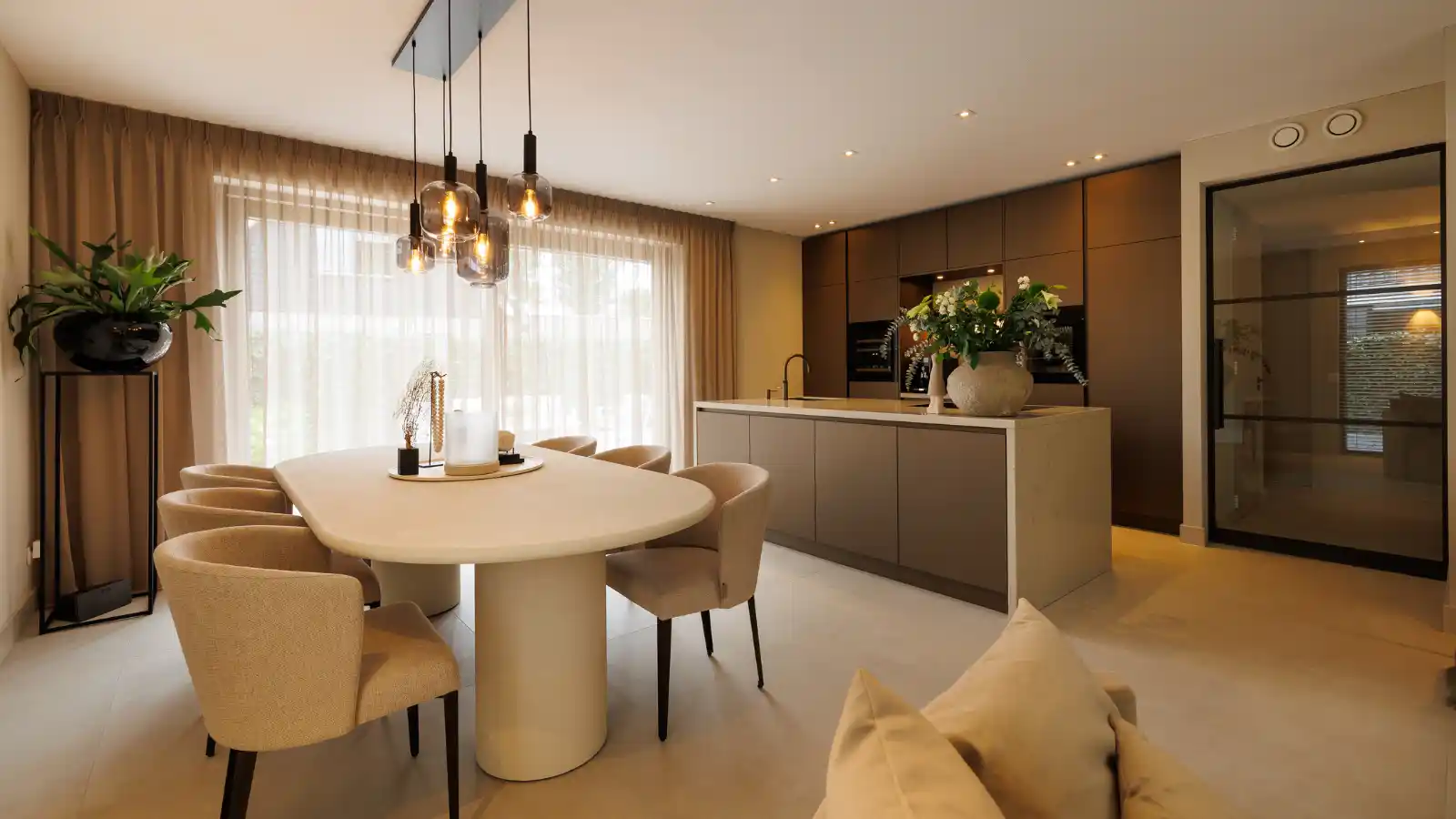 Open leefkeuken met keukeneiland en eettafel