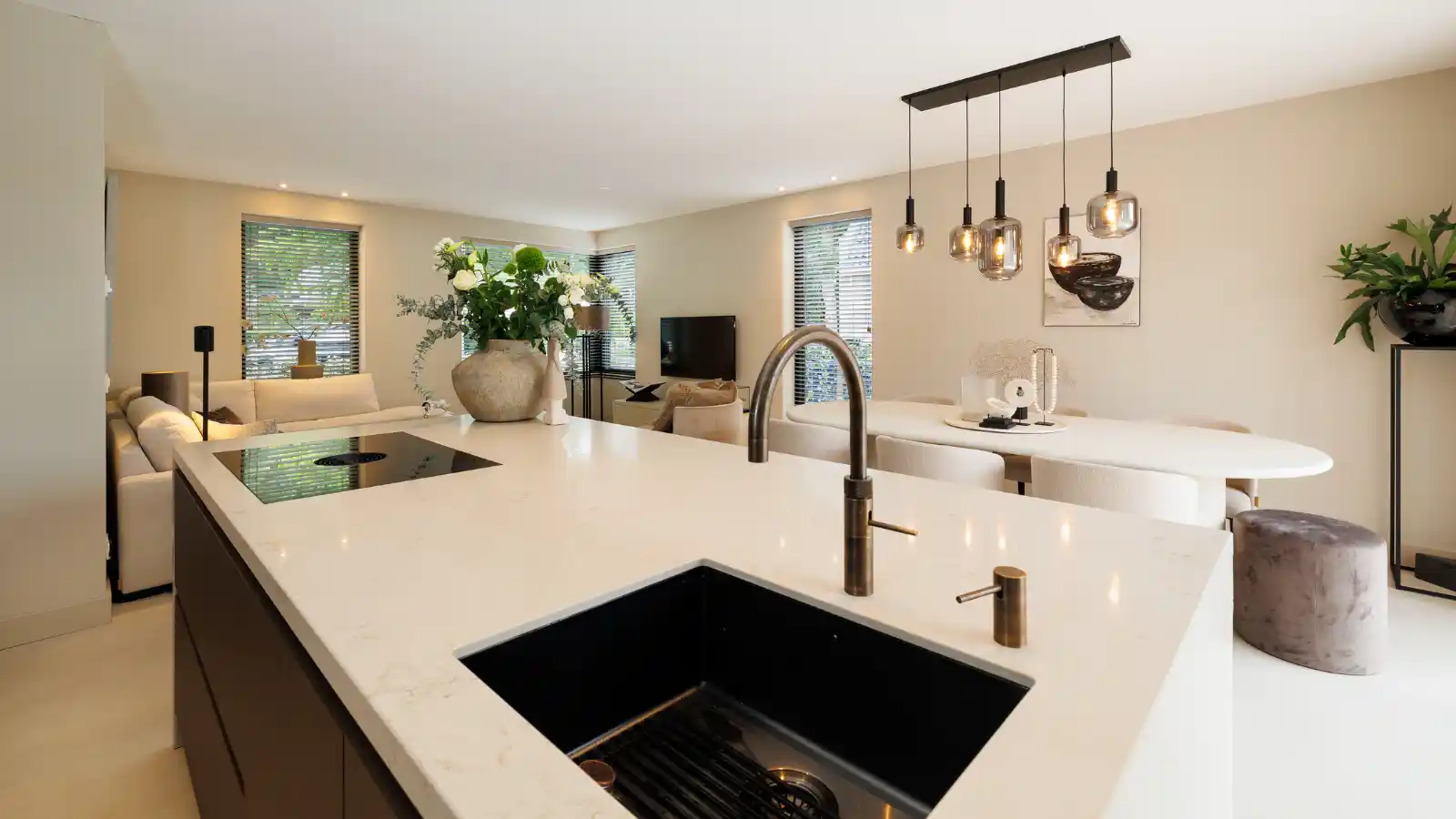 Leefkeuken met keukeneiland grenzend aan woonkamer