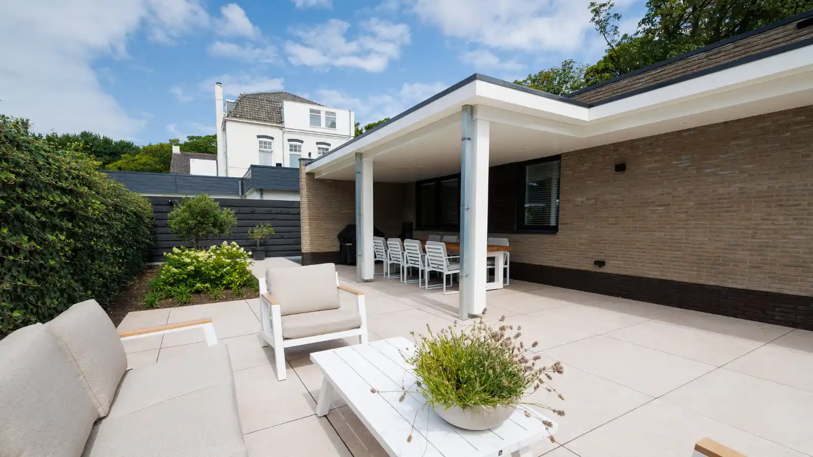 Achterzijde bungalow met grote veranda