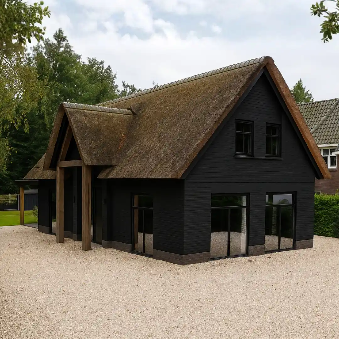 Boerderij woning met zwarte stenen en een rieten dak