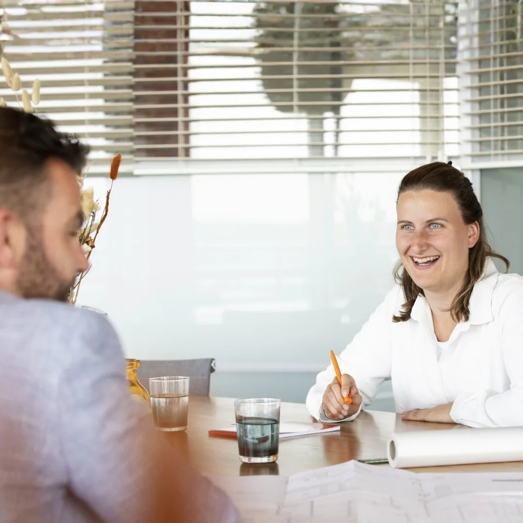 Man en vrouw zitten aan een tafel te overleggen