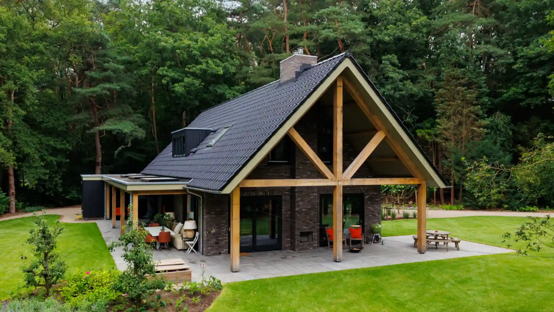 Vrijstaande schuurwoning met eiken gebinten en overkapping