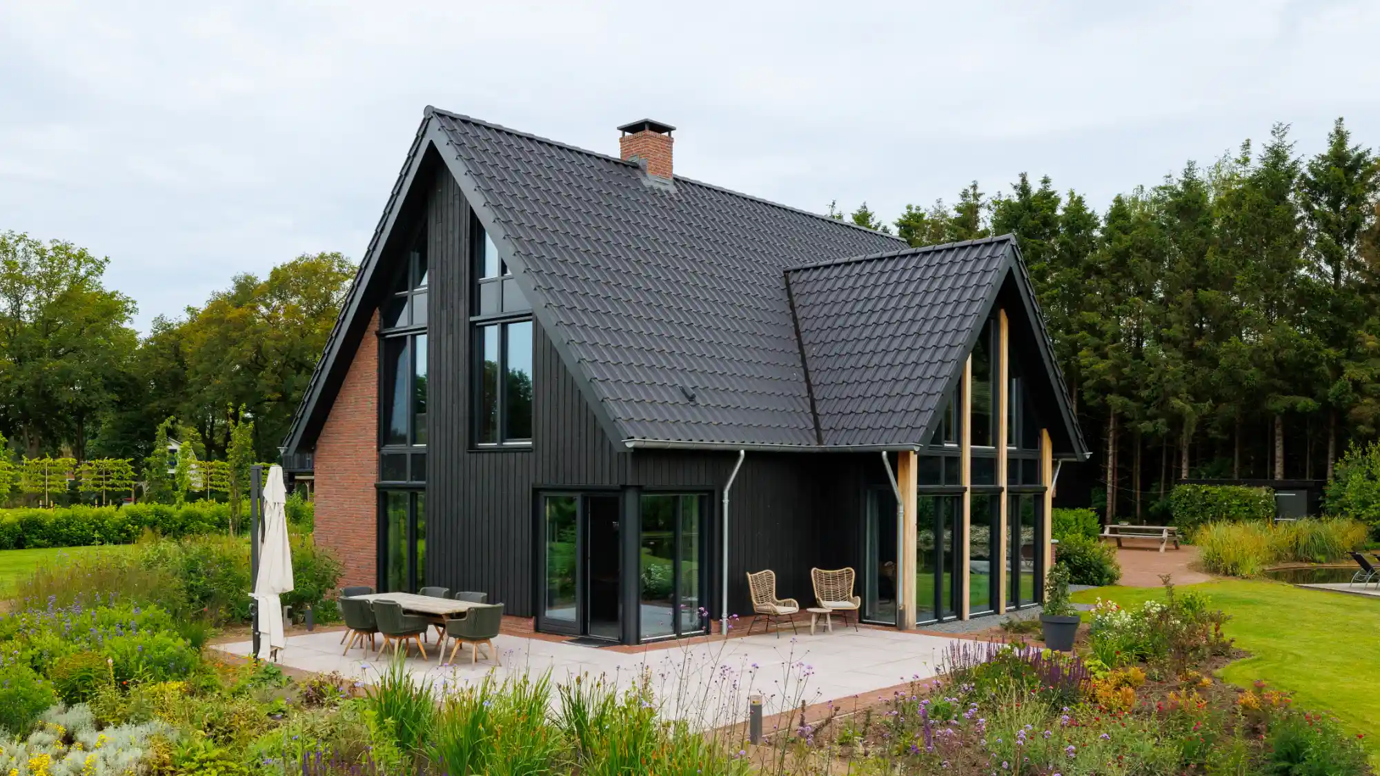 Landelijke woning met zwart houten gevelbekleding en risaliet