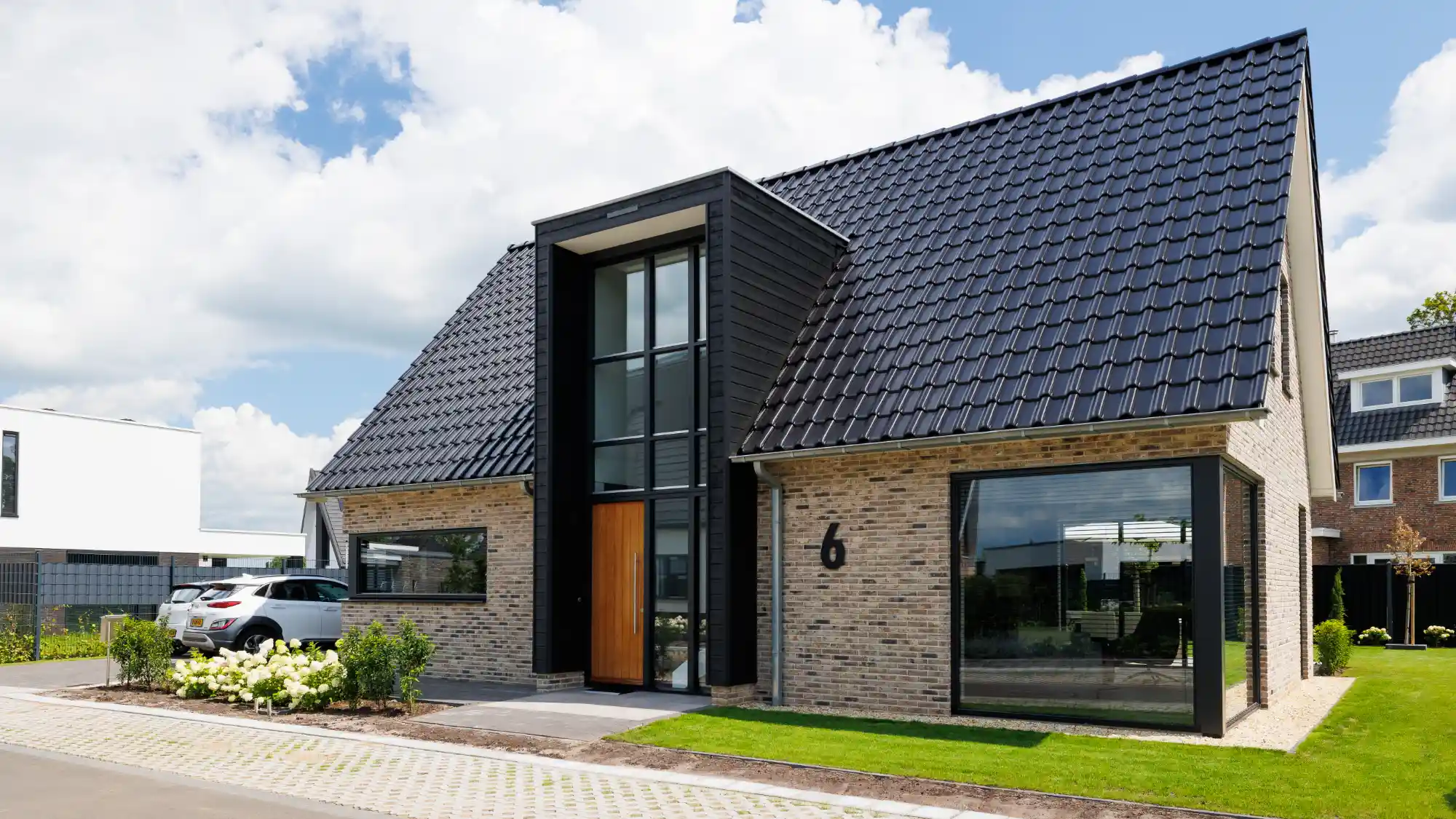 Vrijstaande woning met risaliet en glazen hoekkozijn