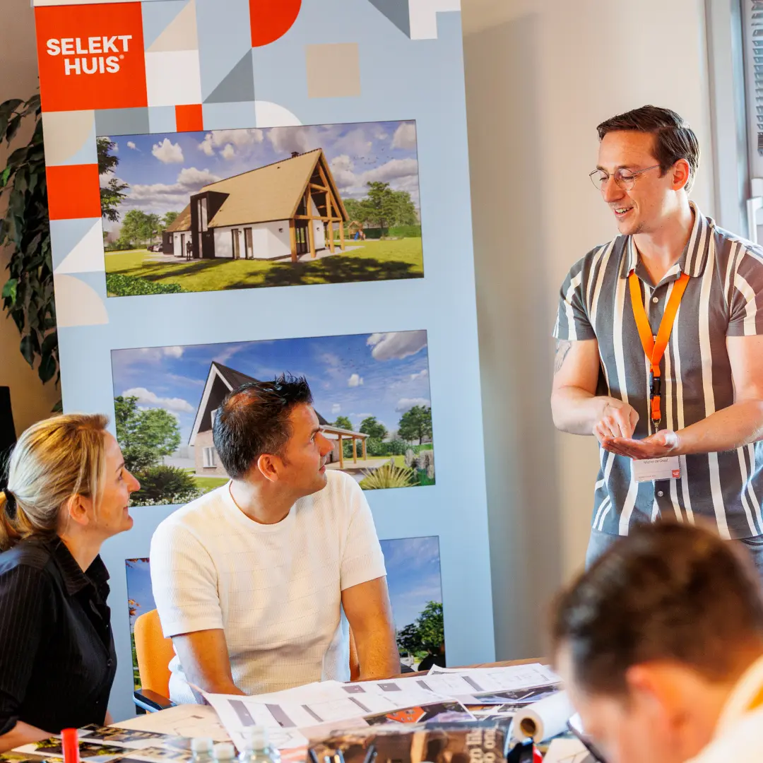 Een ontwerper van SelektHuis presenteert en twee mensen ijken toe