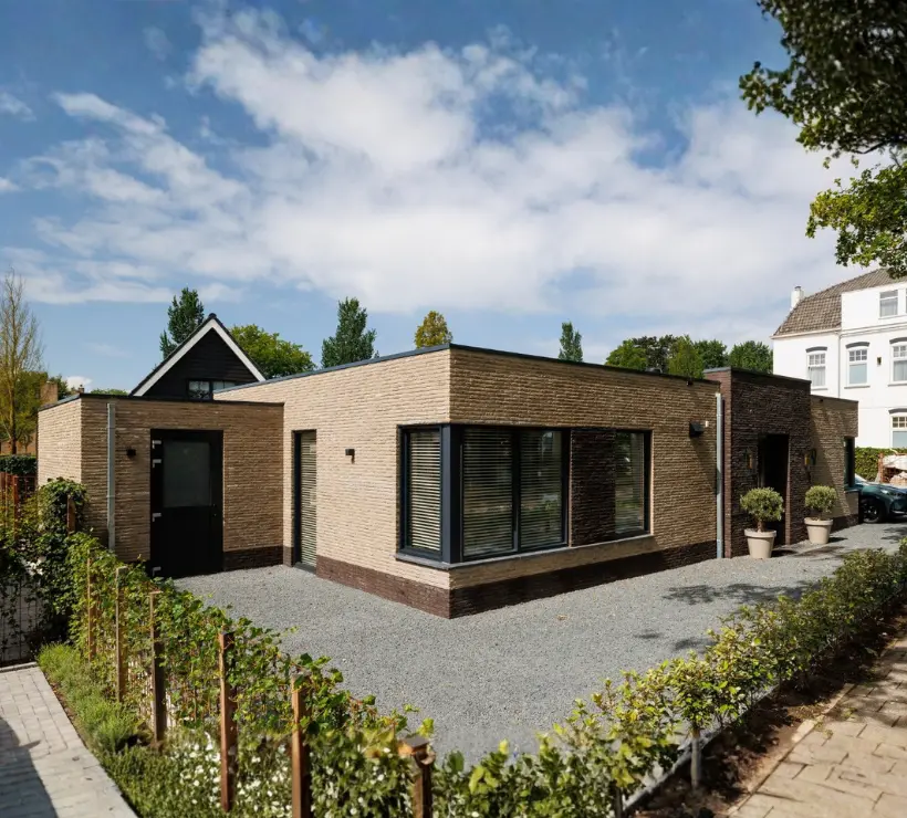 Bungalow met plat dak en berging