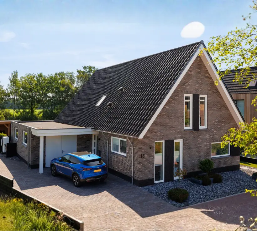 Voorzijde vrijstaande seniorenwoning met pannendak en platte aanbouw