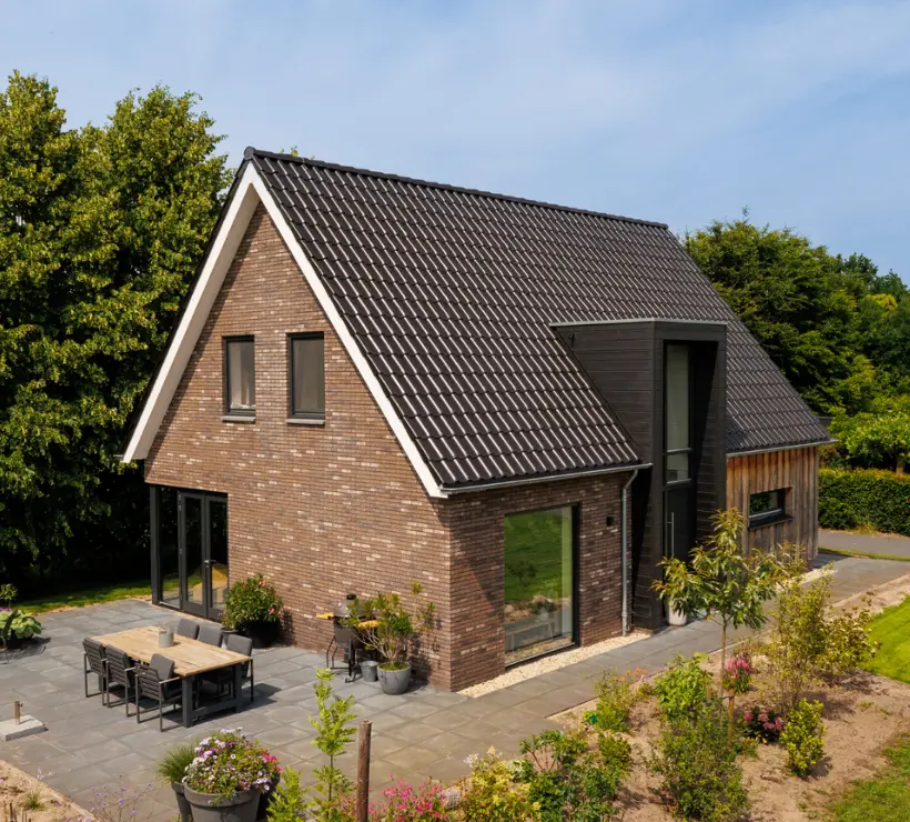 Vrijstaande gezinswoning met risaliet en houten gevelbekleding