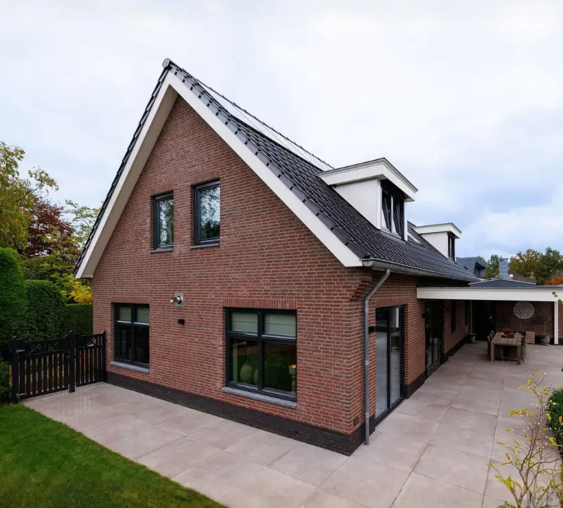 Zijaanzicht van een vrijstaande seniorenwoning met aangebouwde veranda