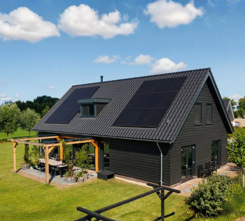 Zwarte vrijstaande schuurwoning met dakkapel