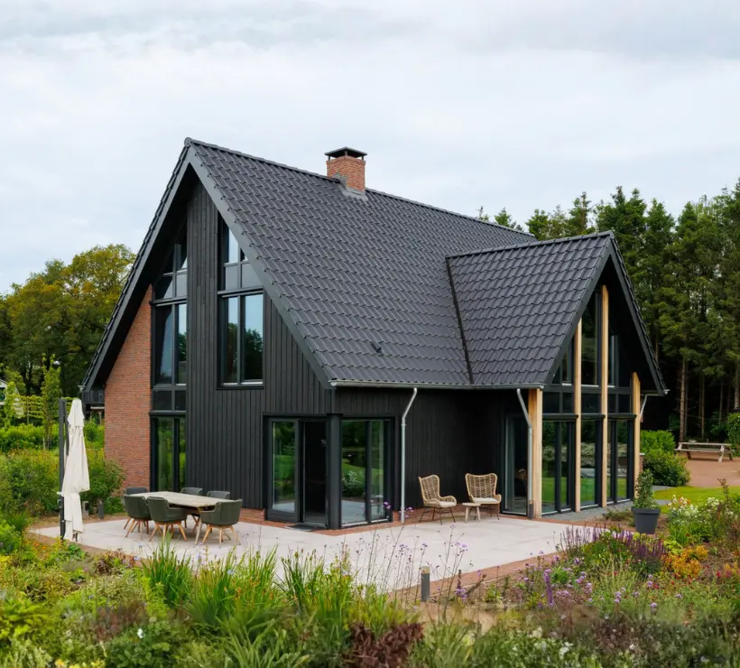 Vrijstaande woning met aanbouw en schoorsteen