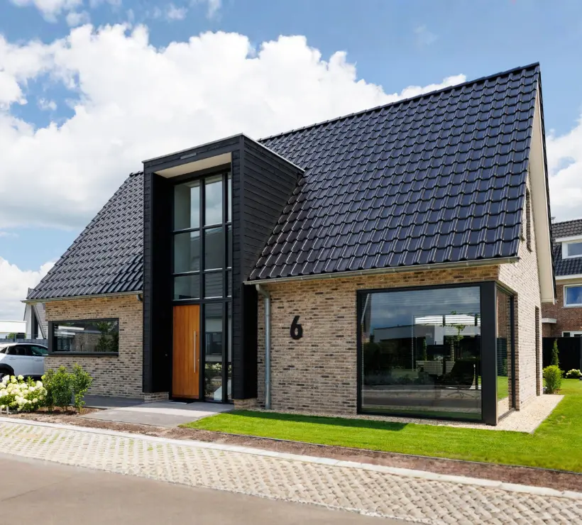 Vrijstaande eigentijdse woning met risaliet