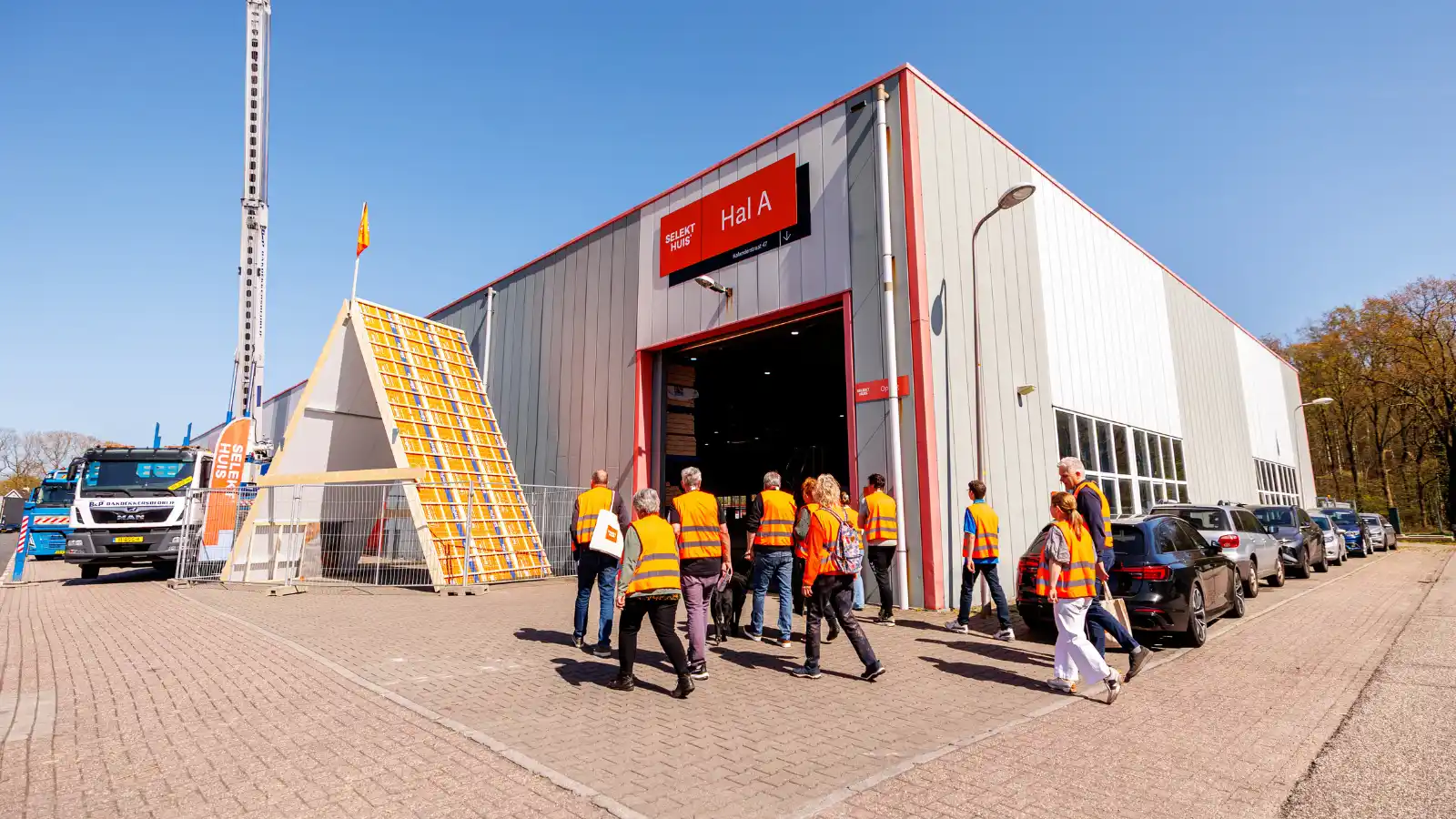 Afbeelding van buiten de prefabhallen van SelektHuis met een prefabkap