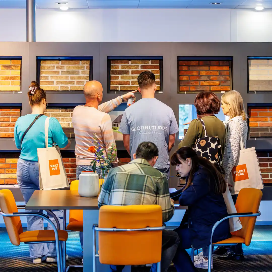 Showroom met verschillende soorten gevelstenen en dakpannen