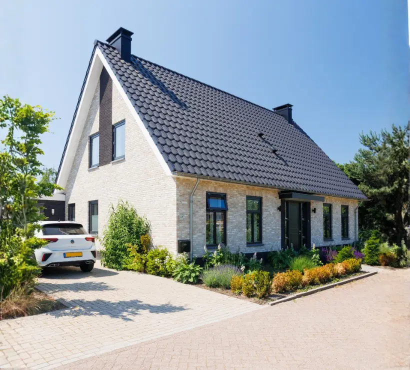 Eigentijdse vrijstaande levensloopbestendige woning met luxe gevelstenen