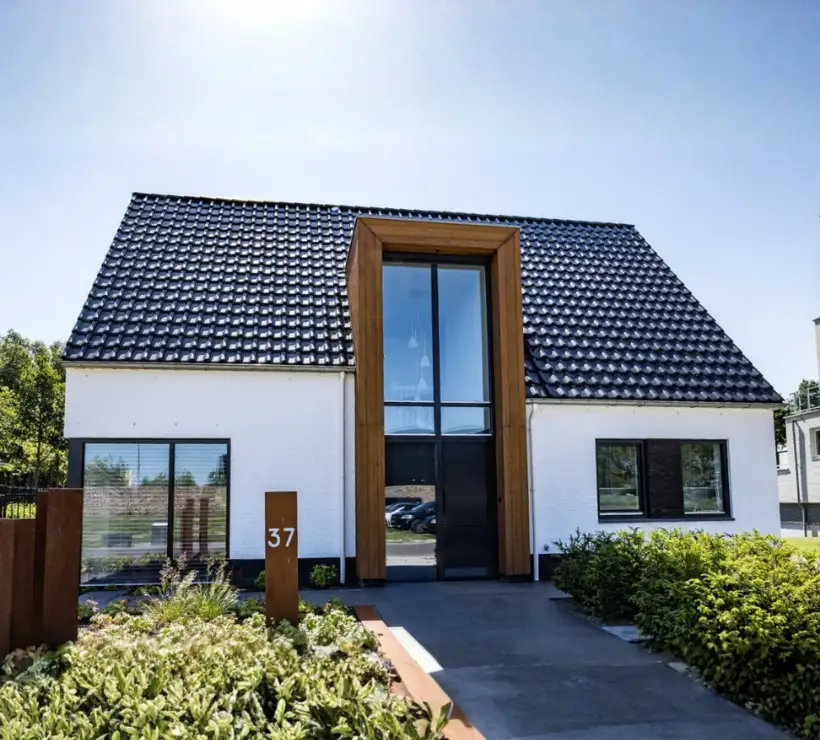 Vooraanzicht van een vrijstaande moderne woning