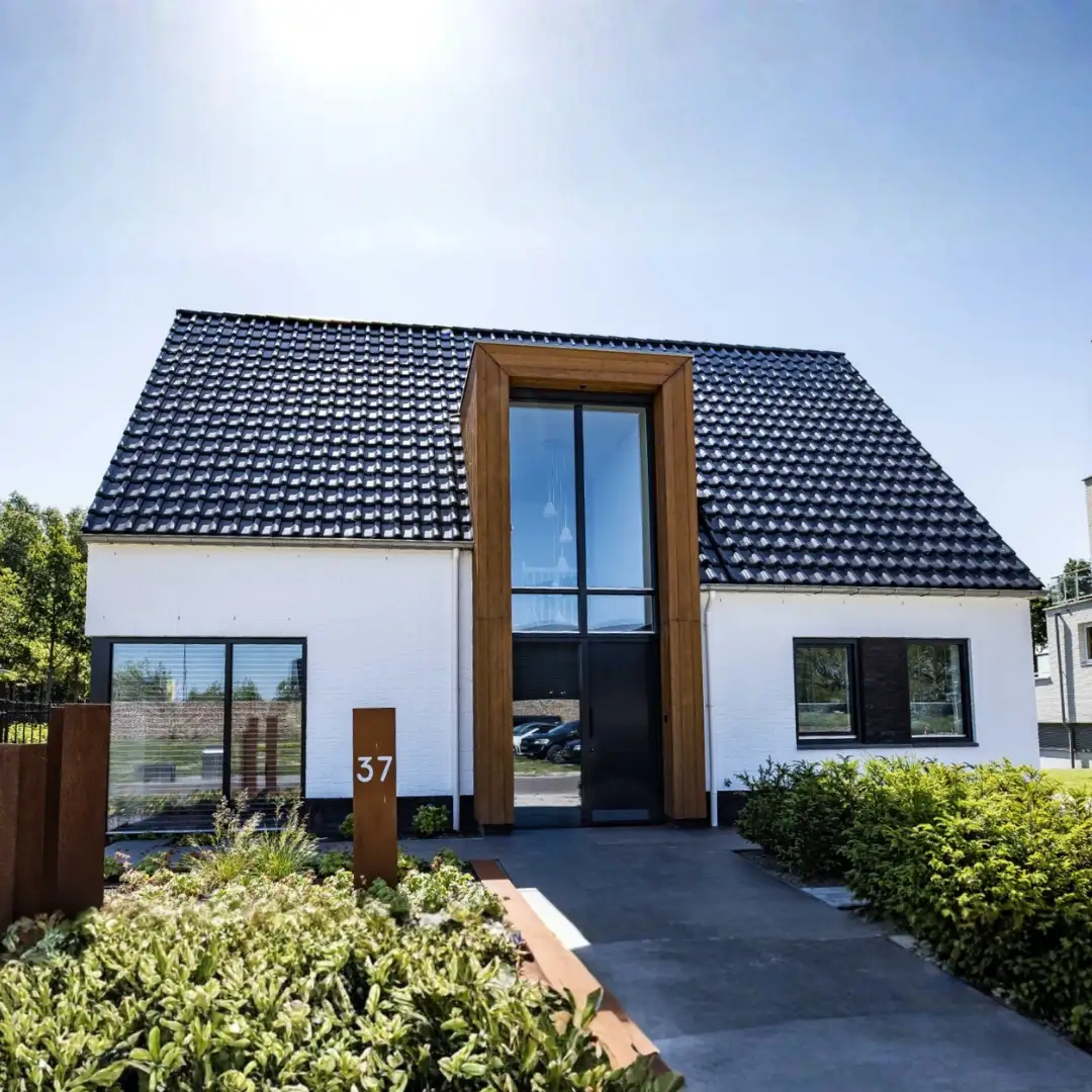 Vooraanzicht van een moderne woning met risaliet