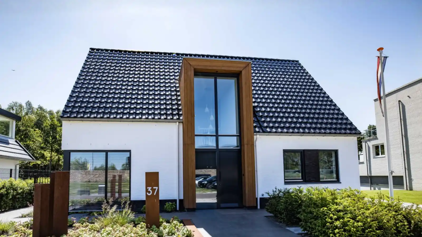 Vooraanzicht van een vrijstaande moderne woning