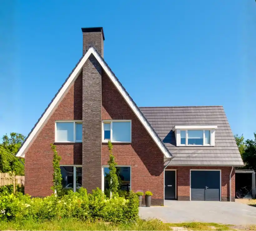 Eigentijdse woning met buitengemetselde schoorsteen