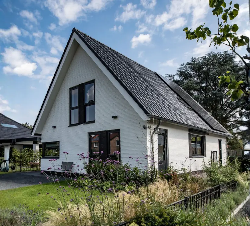 Vooraanzicht van een moderne vrijstaande woning met een levensloopbestendige indeling