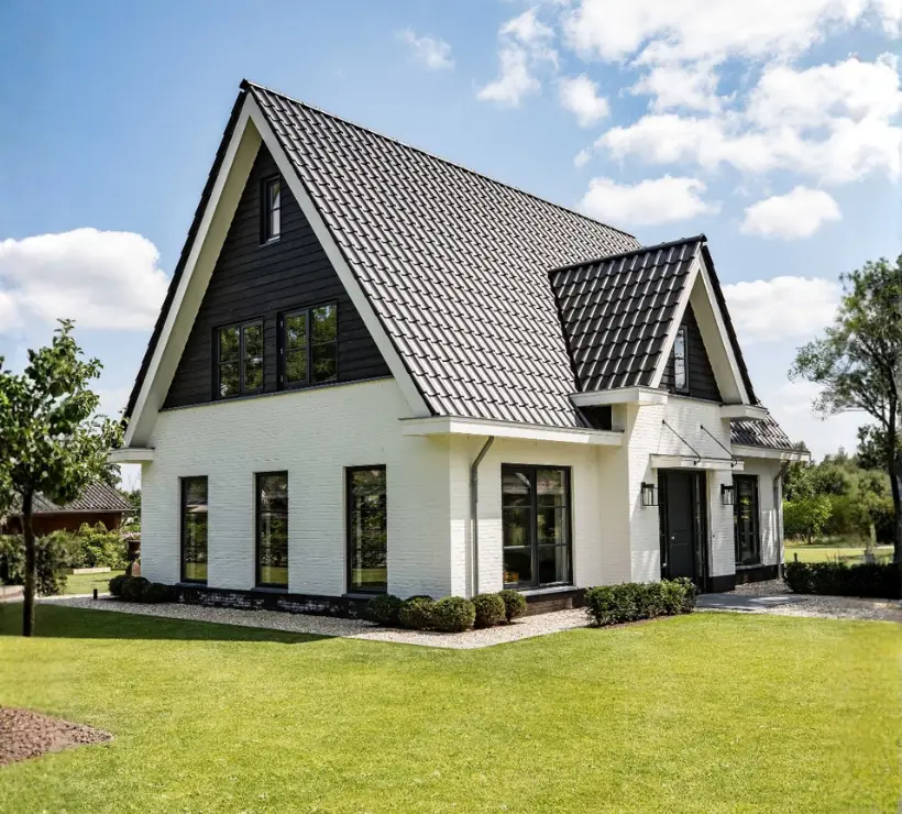 Vooraanzicht van een vrijstaande moderne woning met wit gevelsauswerk
