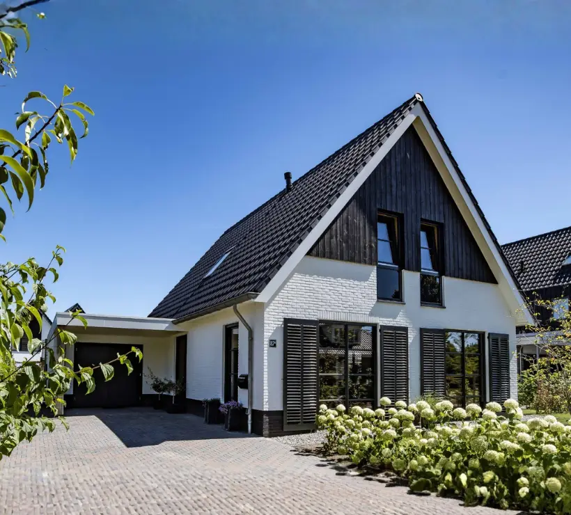 Vooraanzicht van een moderne gezinswoning met zwarte gevelbekleding