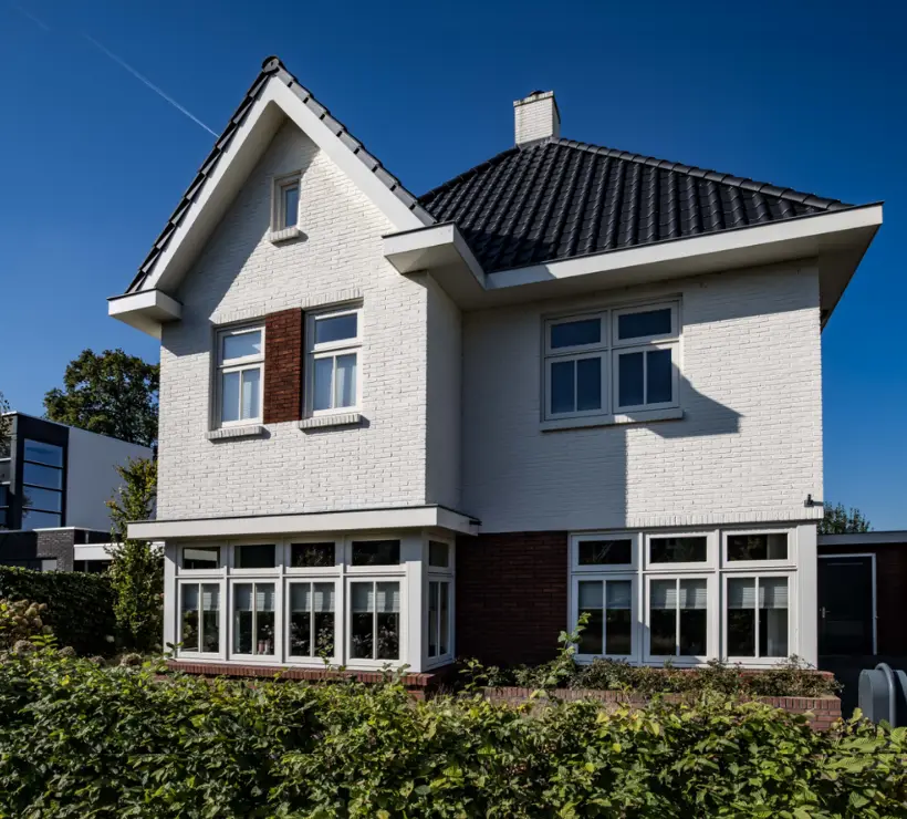 Eigentijdse hoogbouw woning met risaliet