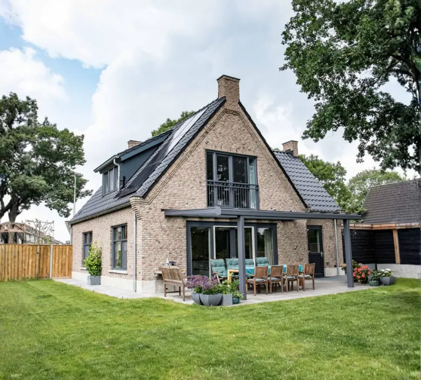 Achteraanzicht vrijstaande woning met frans balkon