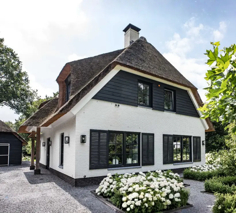 Vrijstaand landelijk huis met rieten dak