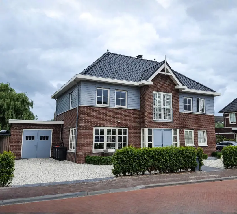 Vooraanzicht van een statige mantelzorgwoning