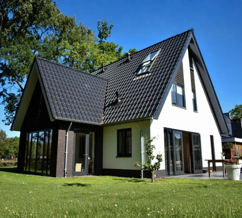 Moderne vrijstaande woning met wit gevelsauswerk