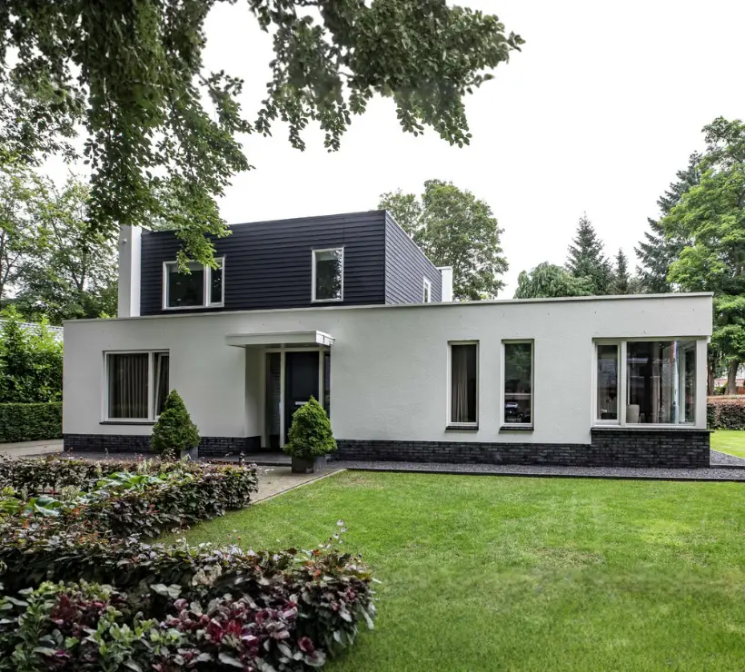 Moderne bungalow met opbouw en plat dak