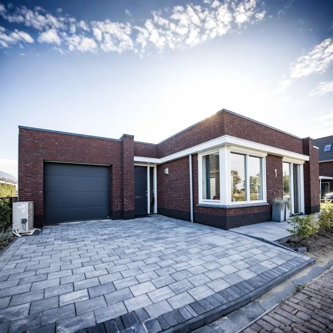 Vooraanzicht van een gelijkvloerse woning met plat dak