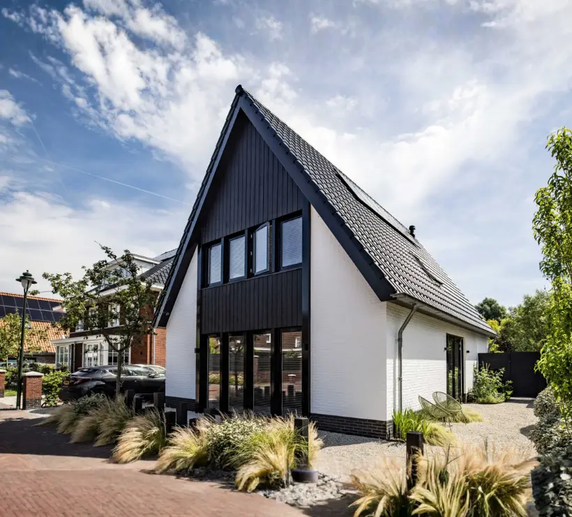 Voorzijde van een moderne woning met zwarte gevelbekleding