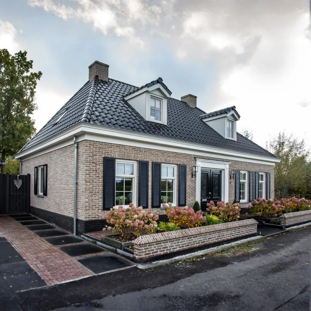 Klassieke notariswoning met symmetrie in de voorgevel