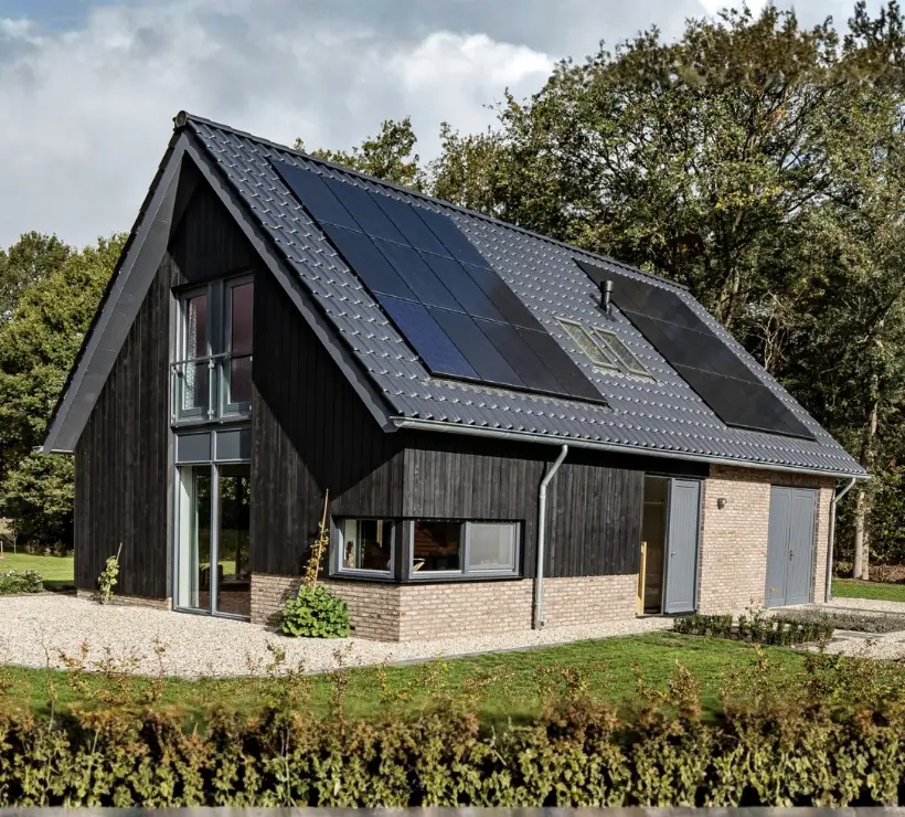 Vrijstaande schuurwoning met zwarte houten gevelbekleding