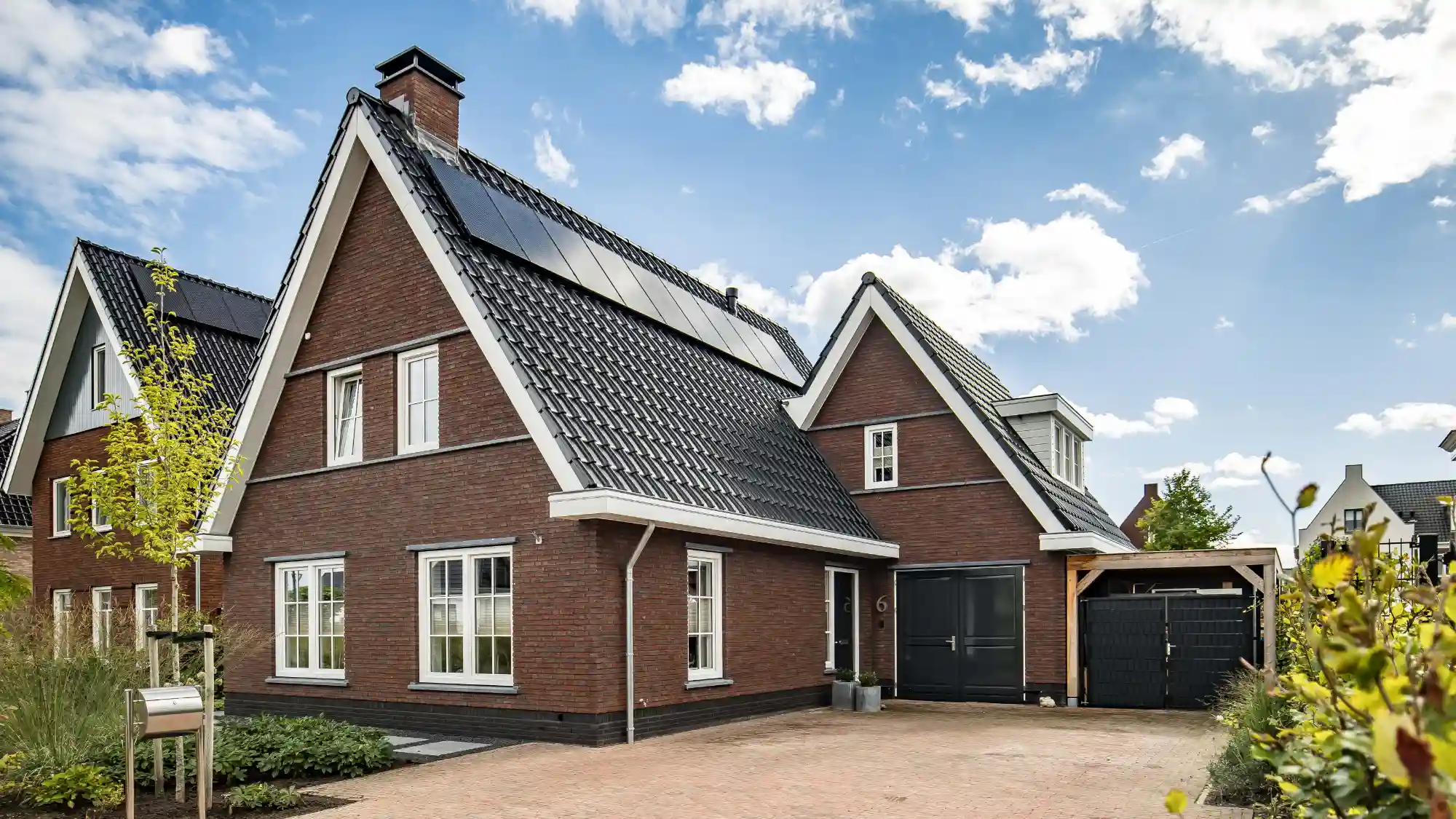 Vooraanzicht van een jaren '30 woning met aanbouw