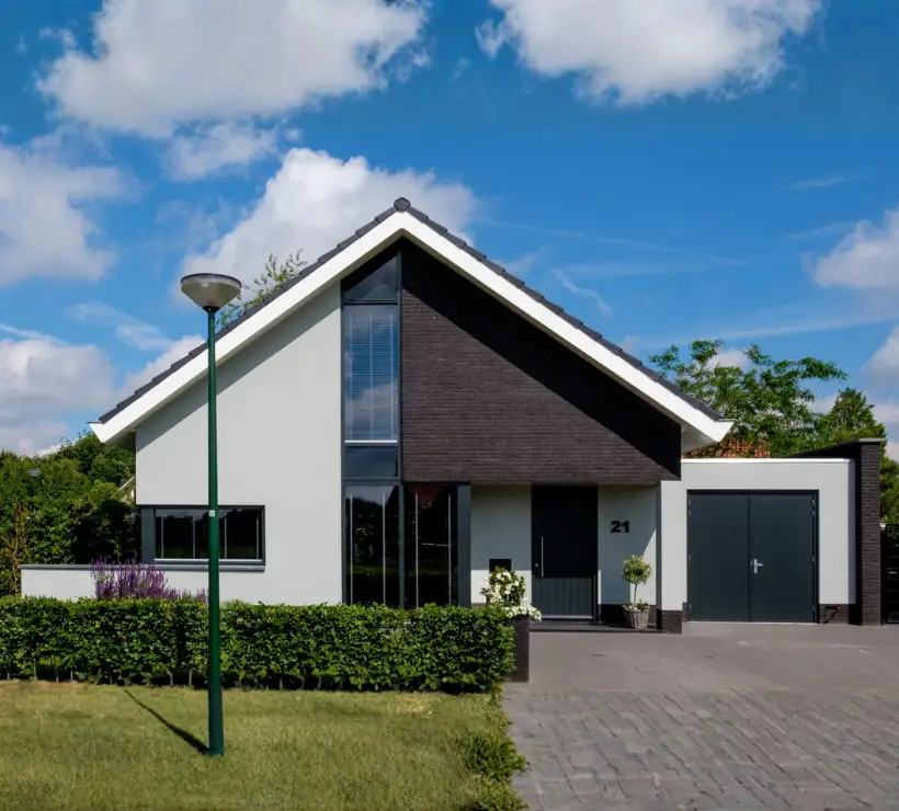 Vooraanzicht van een vrijstaande woning met moderne bouwstijl
