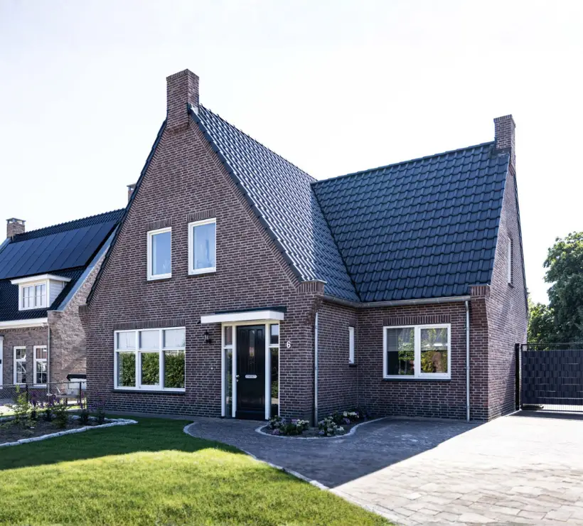 Cottage met aanbouw en schijnschoorstenen