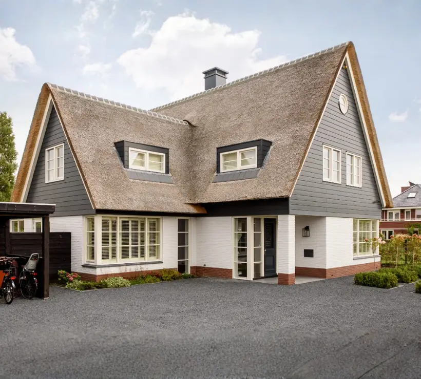 Vrijstaande woning met aanbouw en rieten dak
