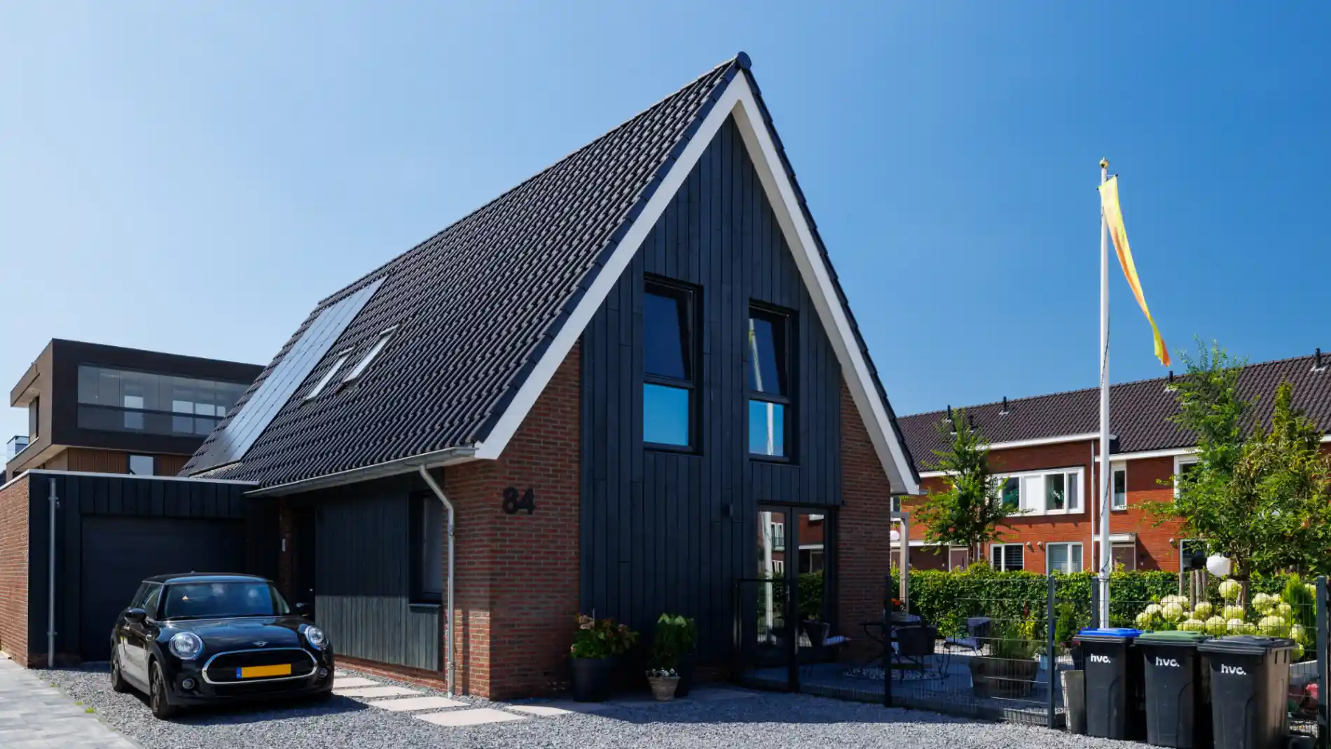 Vrijstaande laagbouw woning met eigentijdse bouwstijl en houten gevelbekleding