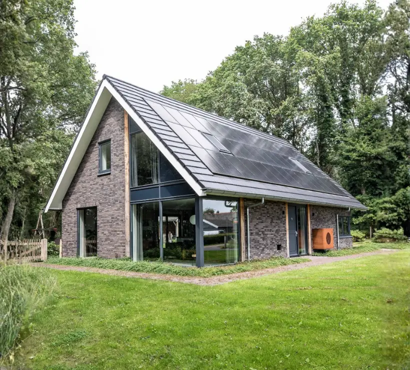 Vrijstaande schuurwoning met eiken gebinten en hoekraamkozijn