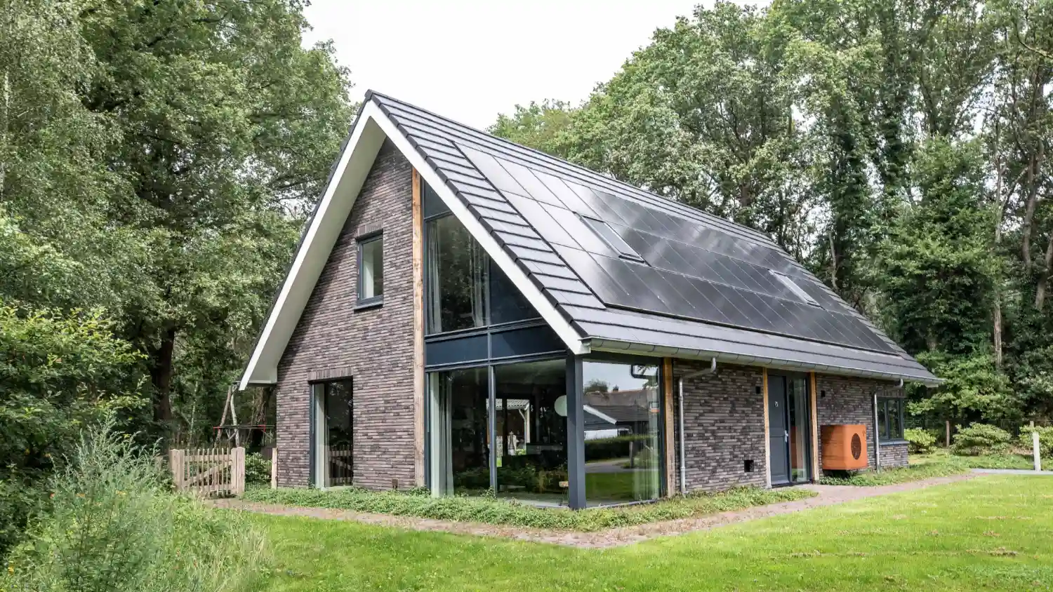 Vrijstaande schuurwoning met eiken gebinten en hoekraamkozijn