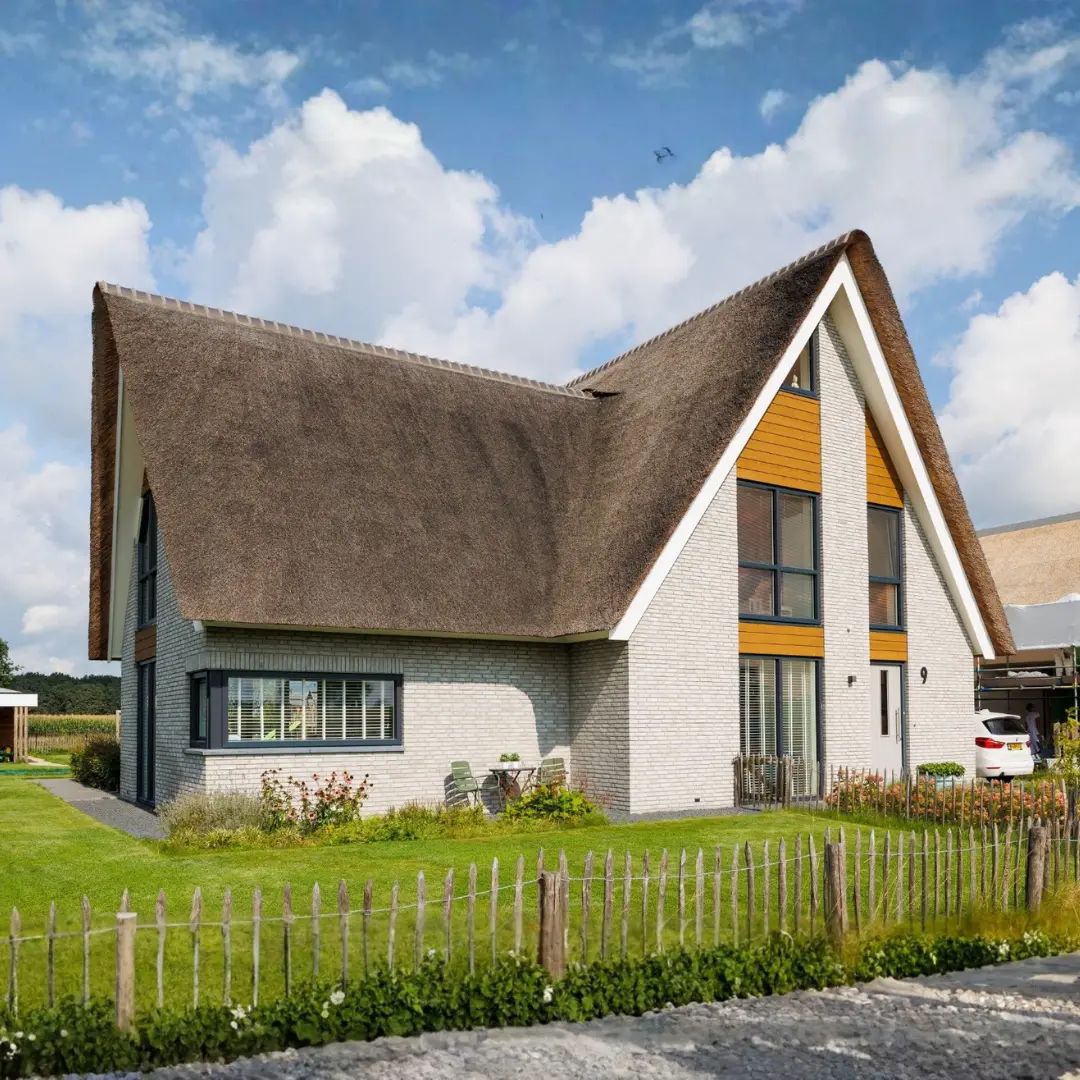 Vooraanzicht van een eigentijdse woning met aanbouw