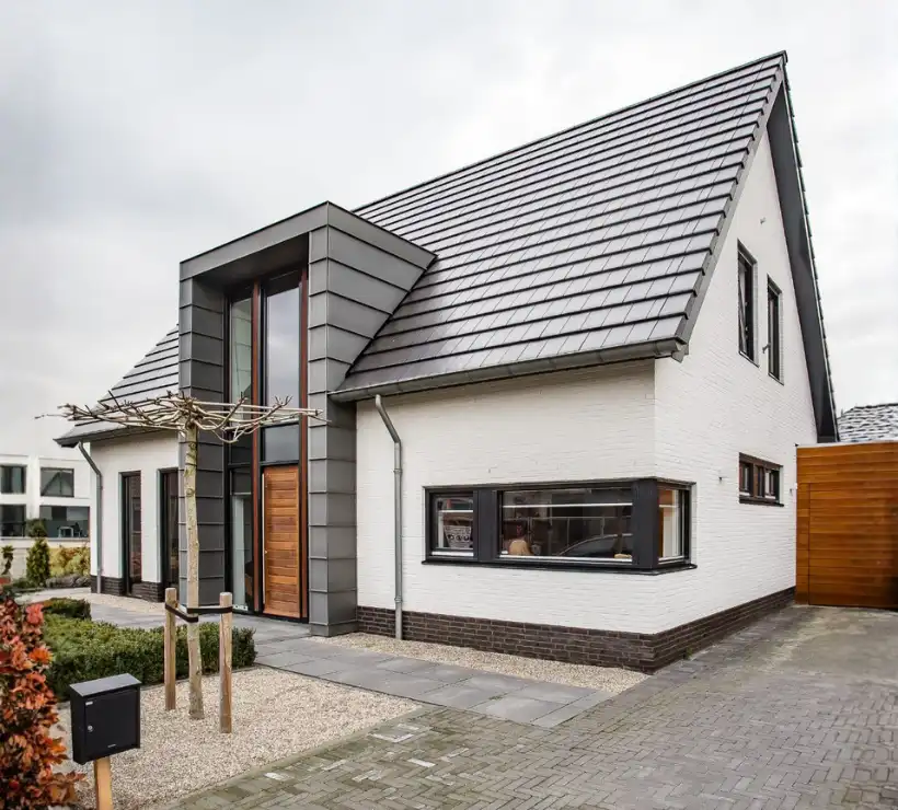 Vooraanzicht van een moderne woning met aanbouw
