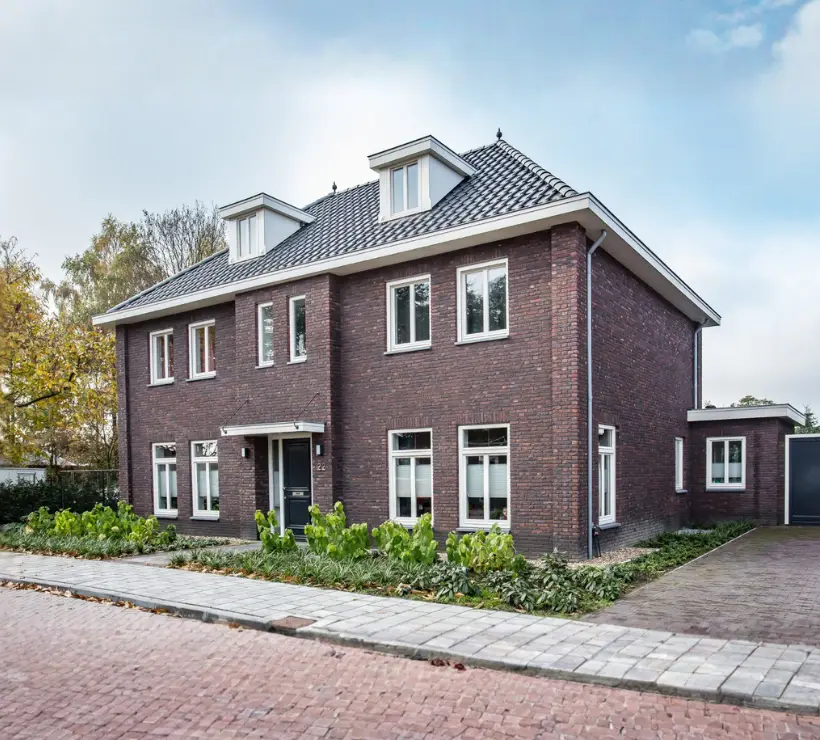 Voorzijde van een klassieke hoogbouw woning