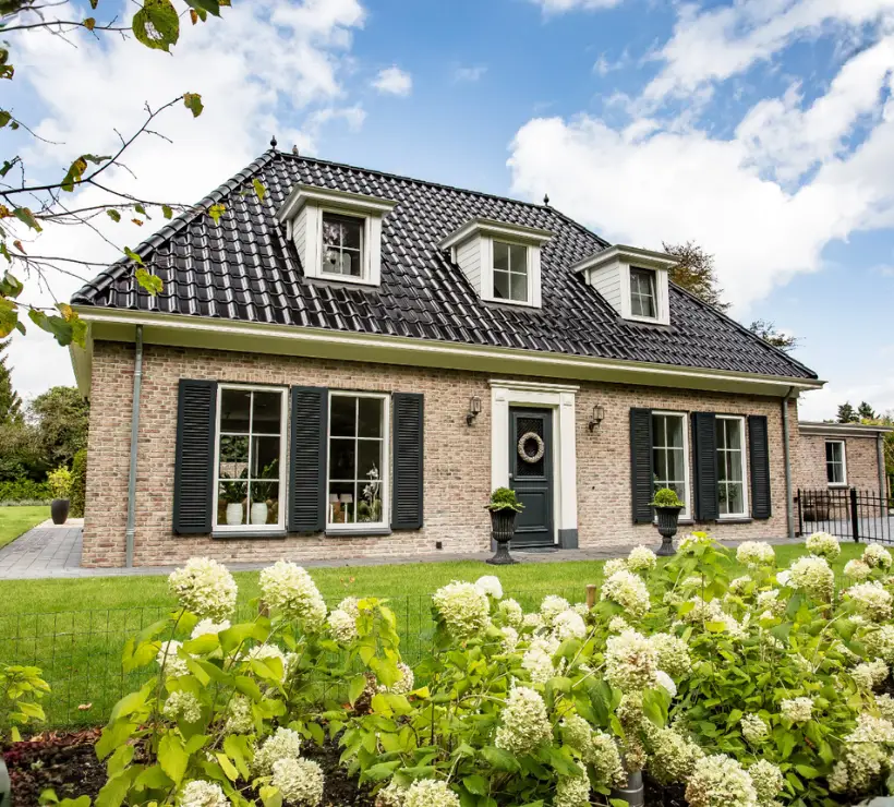 Vooraanzicht van een vrijstaande notariswoning met drie dakkapellen